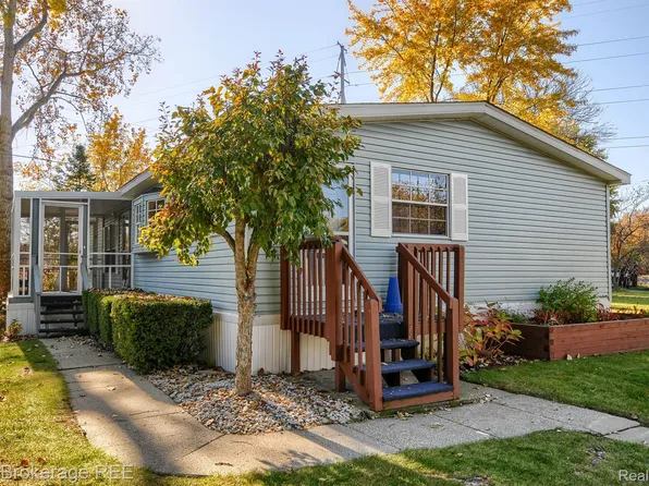 1134 Brookshire Dr, Lapeer, MI 48446