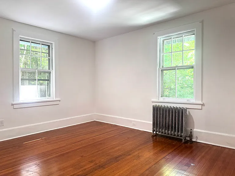 560 Taxter Rd — Photo 11
