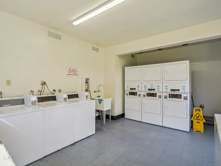 Sierra West Apartments — Photo 21