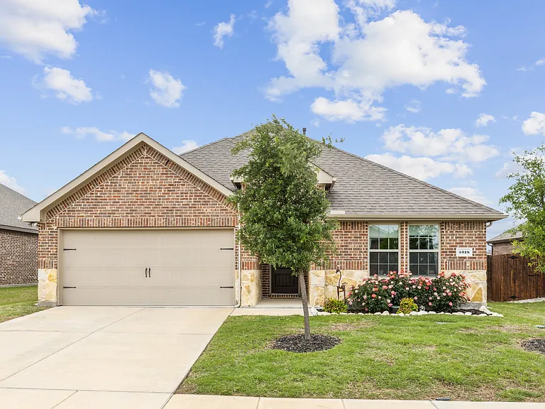 4018 Woodford Dr — Photo 2