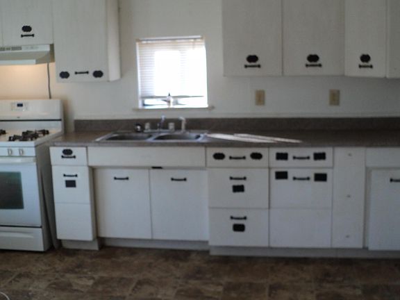 Kitchen with cook stove - tenant needs to furnish their own refrigerator