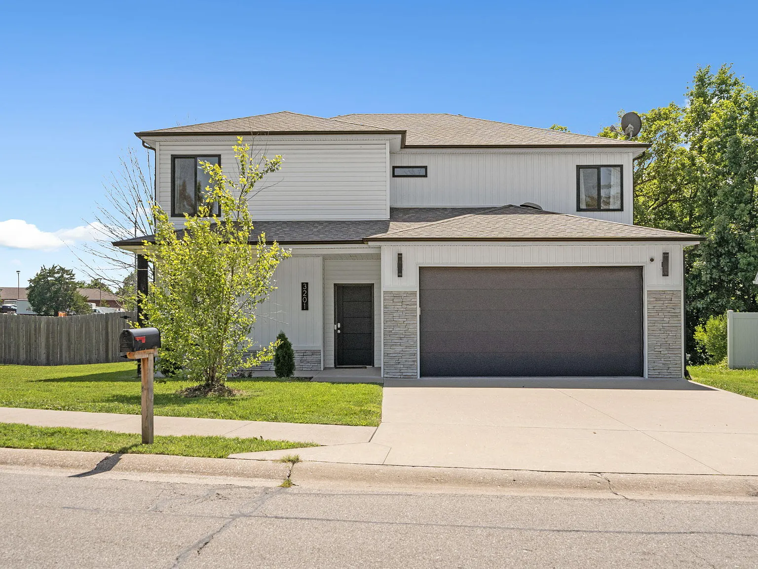 5 bed, 3.0 bath, 2282 sqft, $3,000 — Photo 2