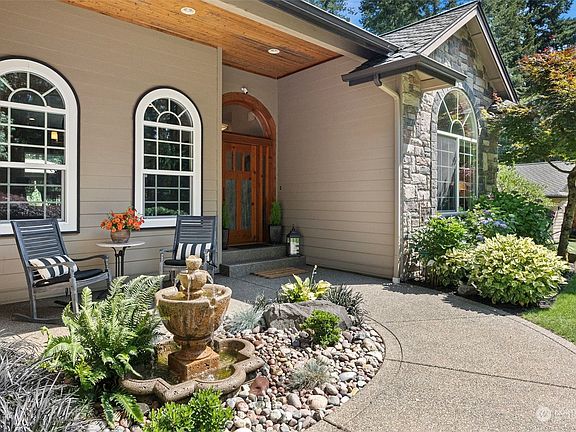 Upon entering the front entry, you will enjoy the lovely sound of the calming water feature.  This is just the beginning of your experience during your tour of this excellent residence.>