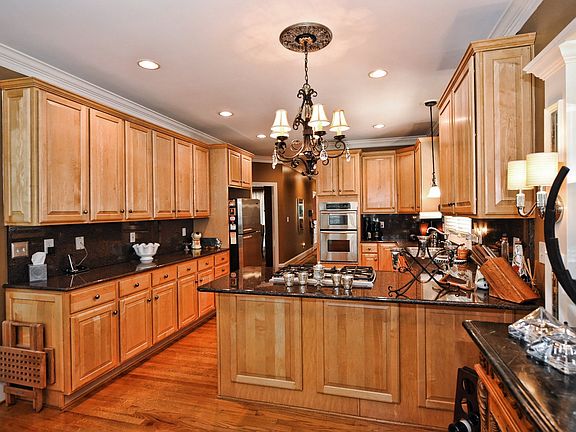 Kitchen With Granite Countertops/Backspash