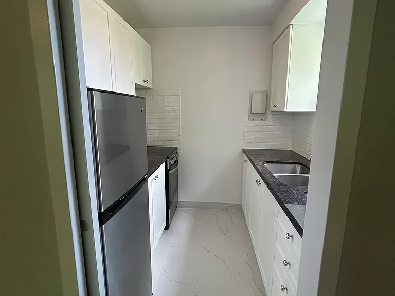 1299 Bayview Ave #18 — Photo 4