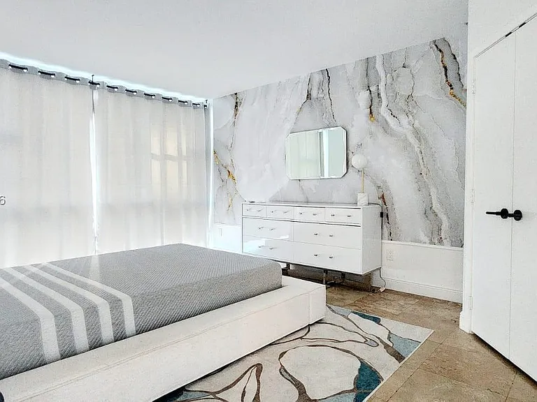 6801 Collins Ave #LPH05 — Photo 21