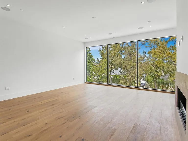1030 Centinela — Photo 32