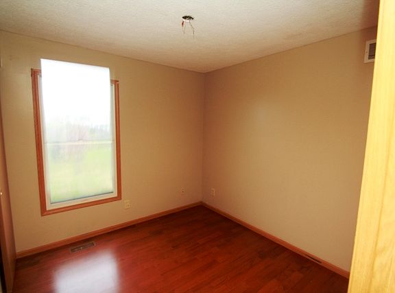 5th image of 458 Carver St