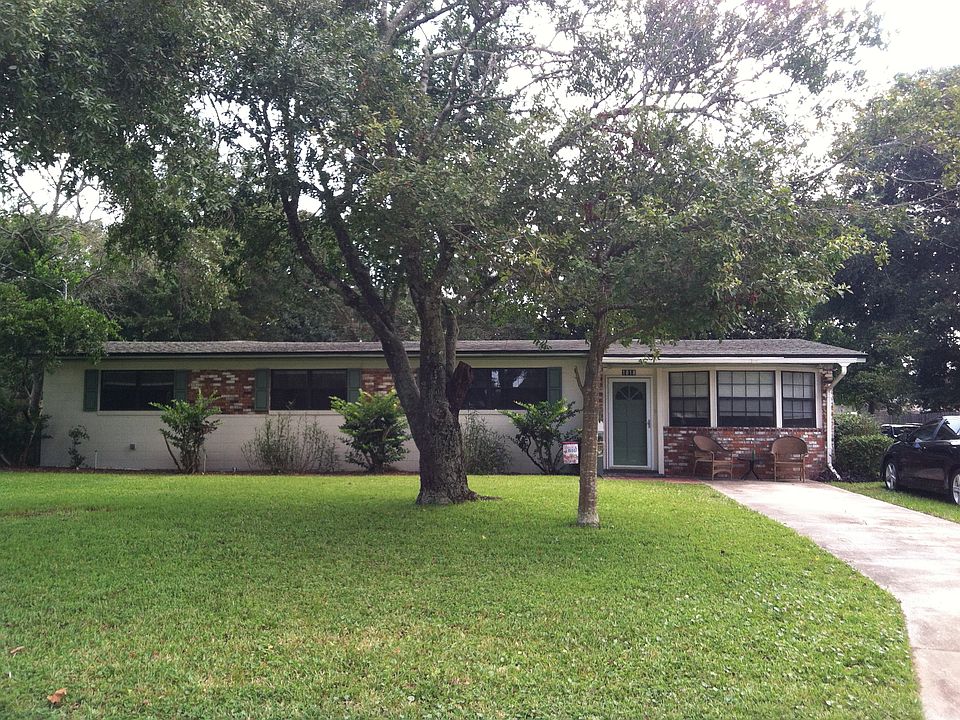 WELL MANICURED FRONT.