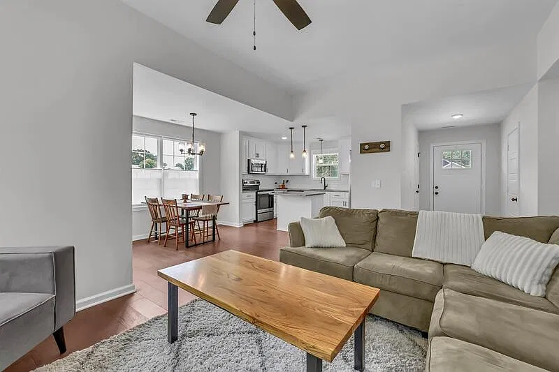 3 bed, 2.0 bath, 1209 sqft, $1,830 — Photo 3