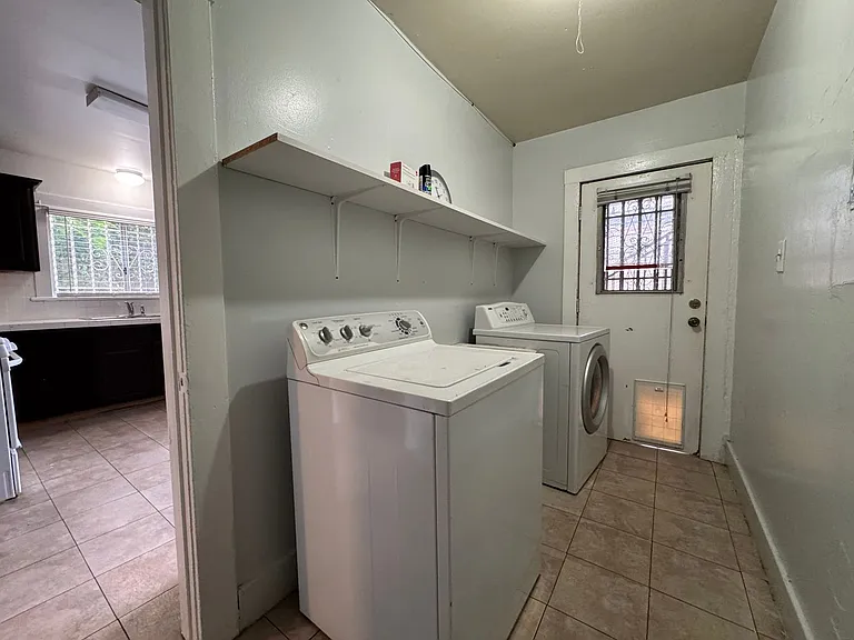 1855 S Redondo Blvd — Photo 13