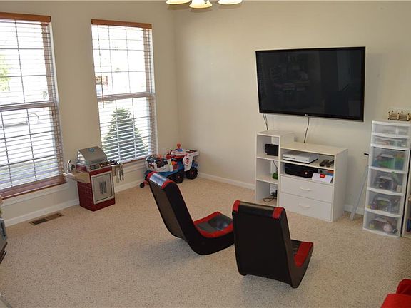 3rd image of 1009 Caxton Ln