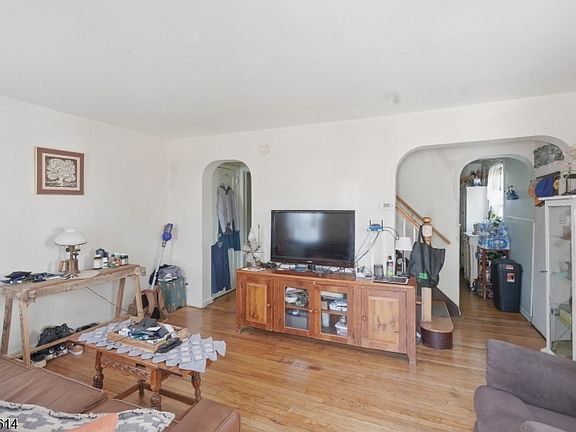 4th image of 264 Donald Ave
