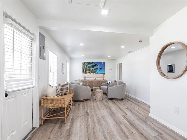 640 Broadway St — Photo 2