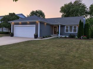 1246 Robin Dr, Elk Grove Village, IL 60007