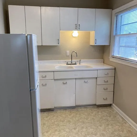 711 N College Ave #10 — Photo 2