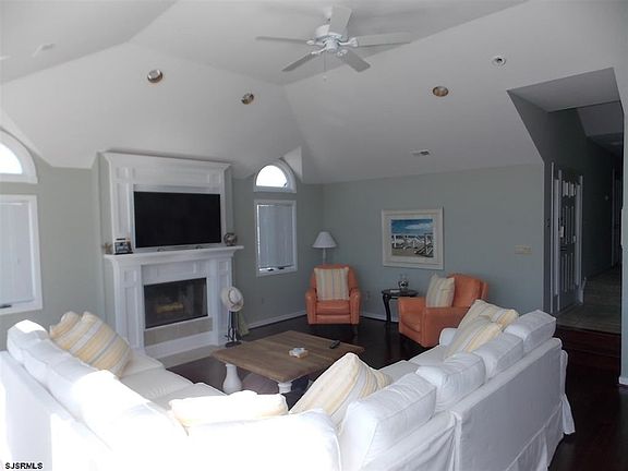 3rd image of 3566 Asbury Ave