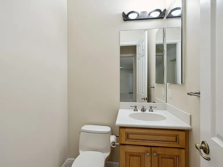 810 NW 83rd Ln — Photo 8