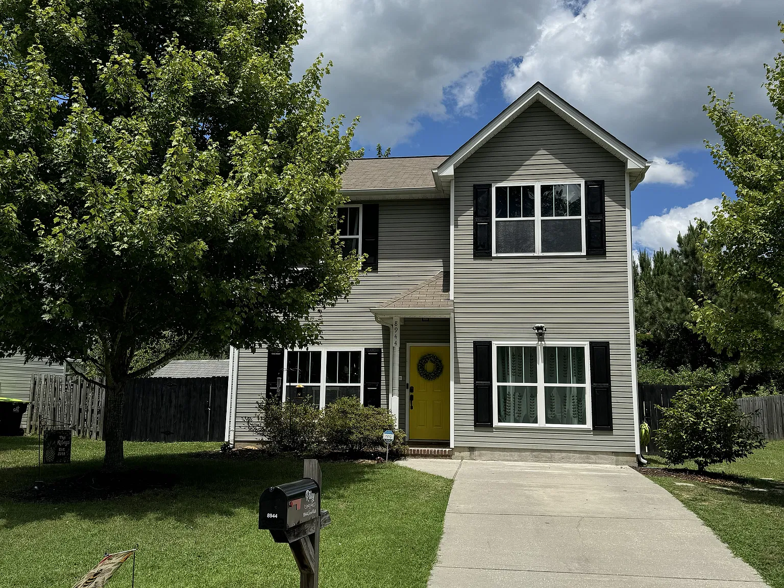 3 bed, 2.5 bath, 1800 sqft, $2,400 — Photo 1