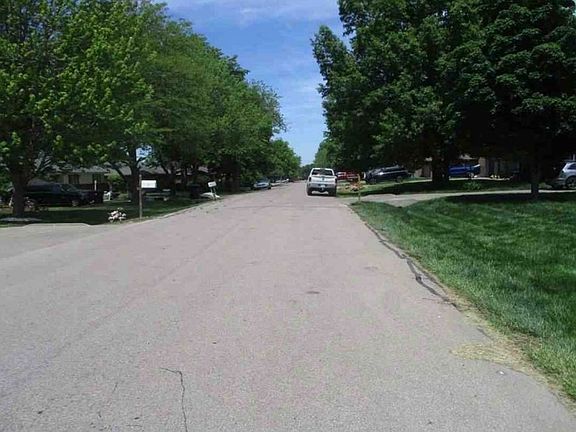 Exterior Neighborhood (street photo)