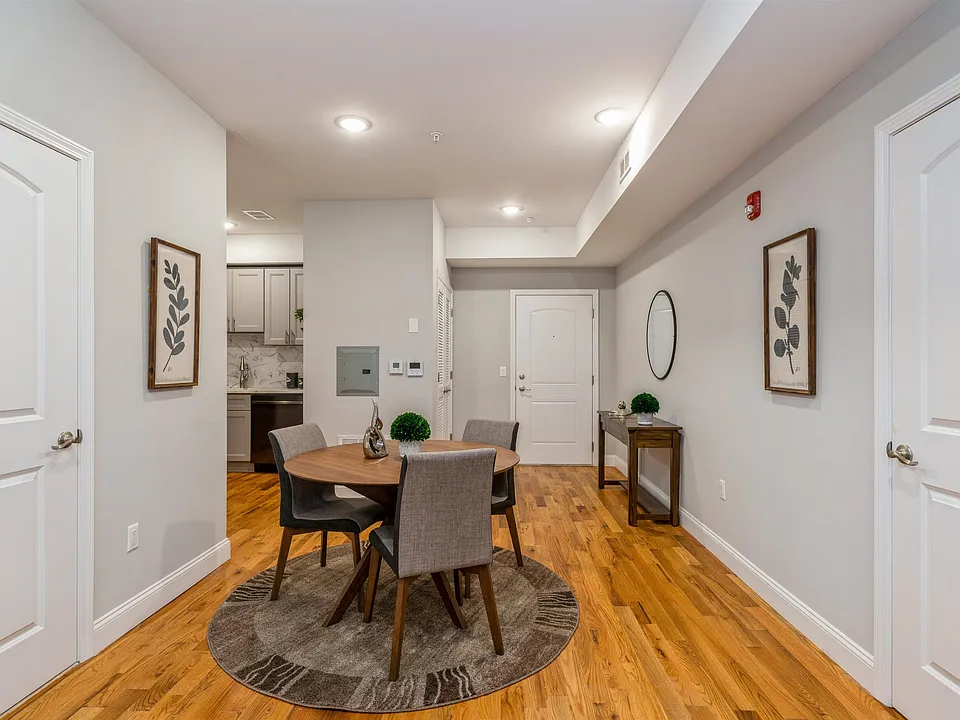 725 Sip St #404
