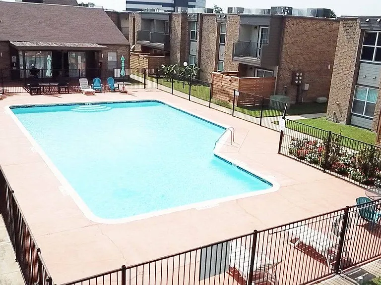 Central Park Apartments — Photo 12