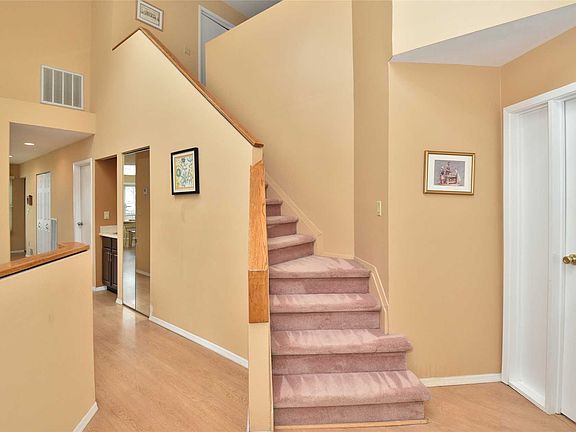 4th image of 157 Lakebridge Dr N