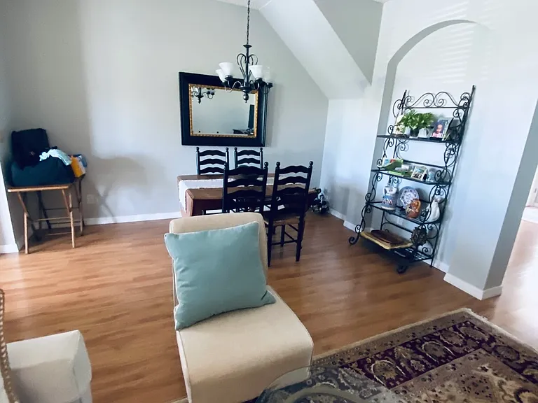 639 Vallance Way NE — Photo 2