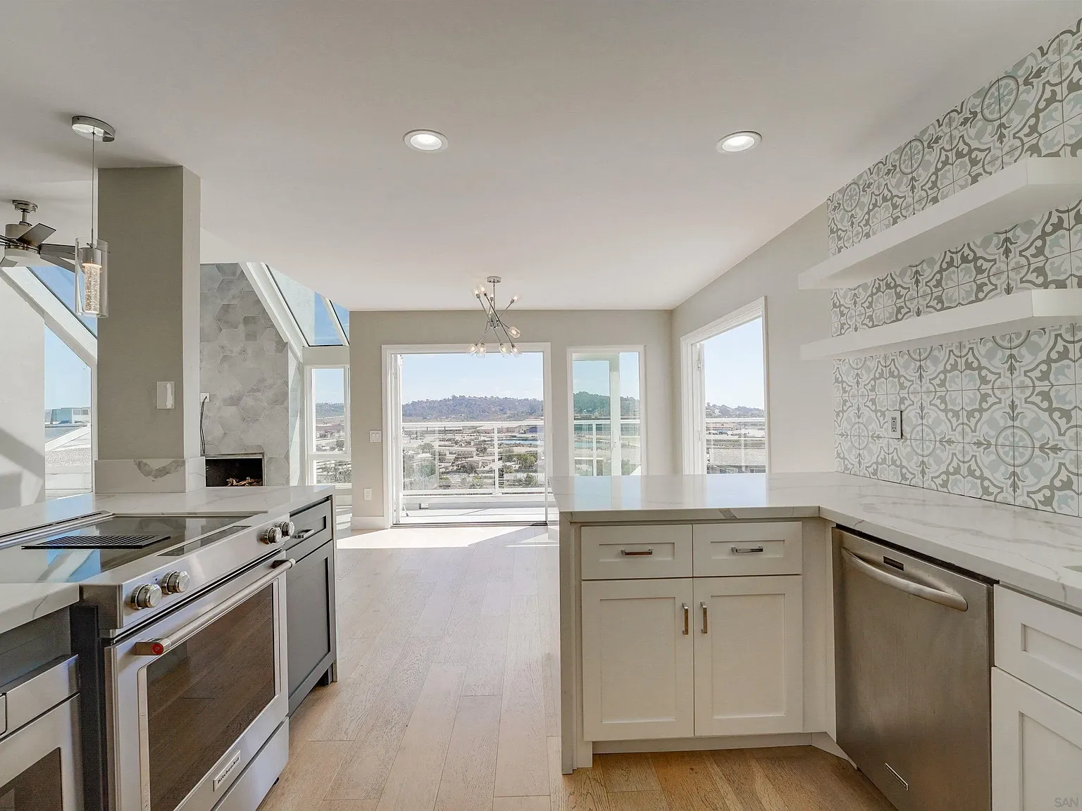 2 bed, 2.5 bath, 1336 sqft, $6,950 — Photo 4