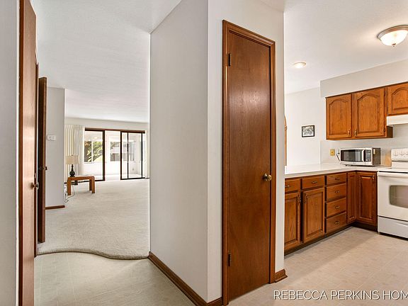 3rd image of 833 Creekridge Dr