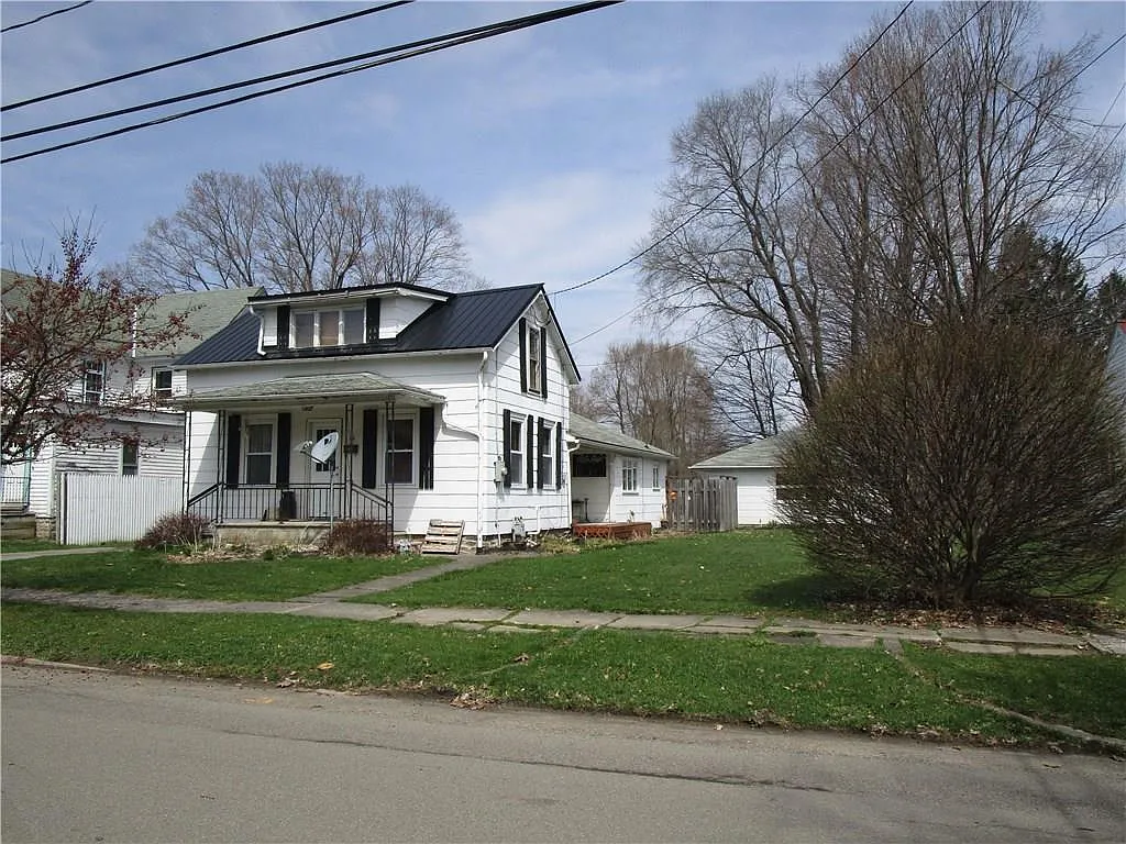 114 Stevens St photo 1