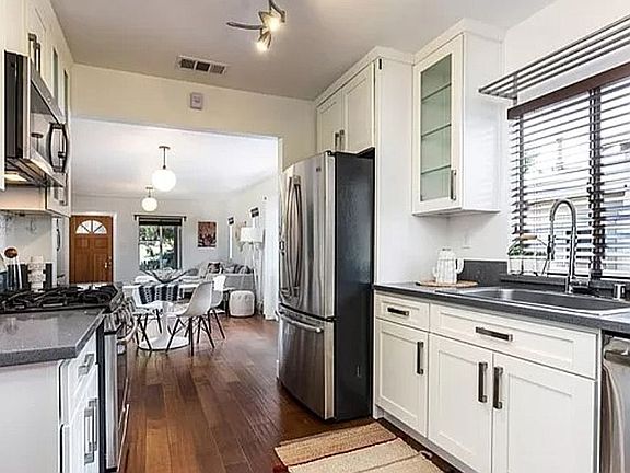 3rd image of 4843 Lincoln Ave