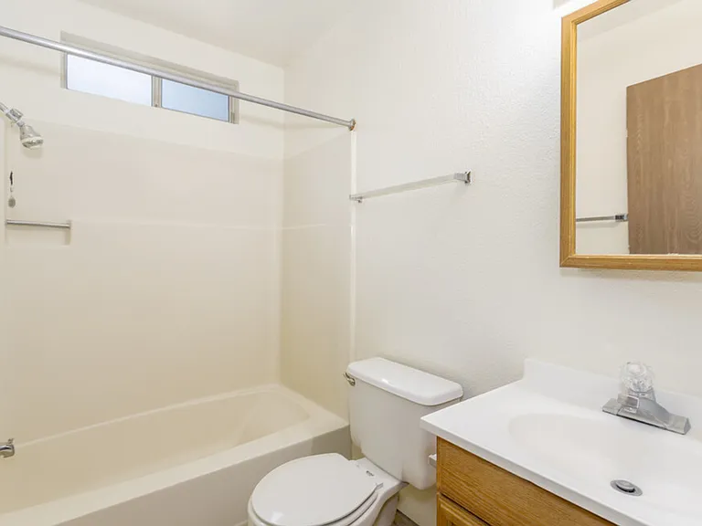 Redwood Glen Apartments — Photo 12