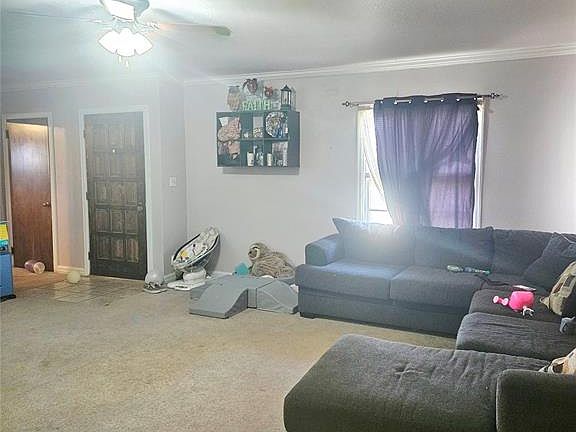 3rd image of 921 E Walnut St