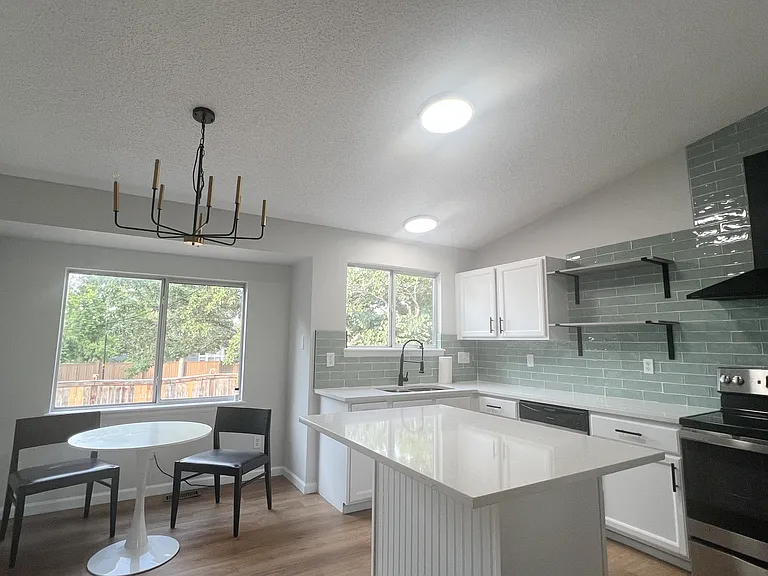 9538 Castle Ridge Cir — Photo 2