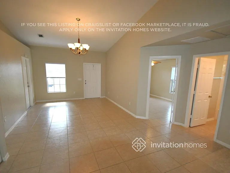 1660 E Breezy Ln — Photo 2