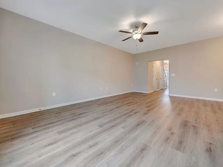 915 Holland Loop NW — Photo 4