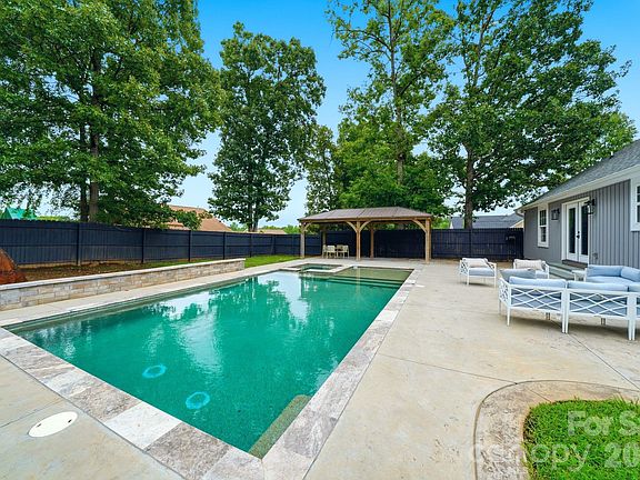 5th image of 1556 Meadow Glen Ln