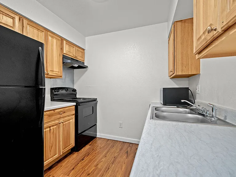 1535 Poplar Dr #10 — Photo 14