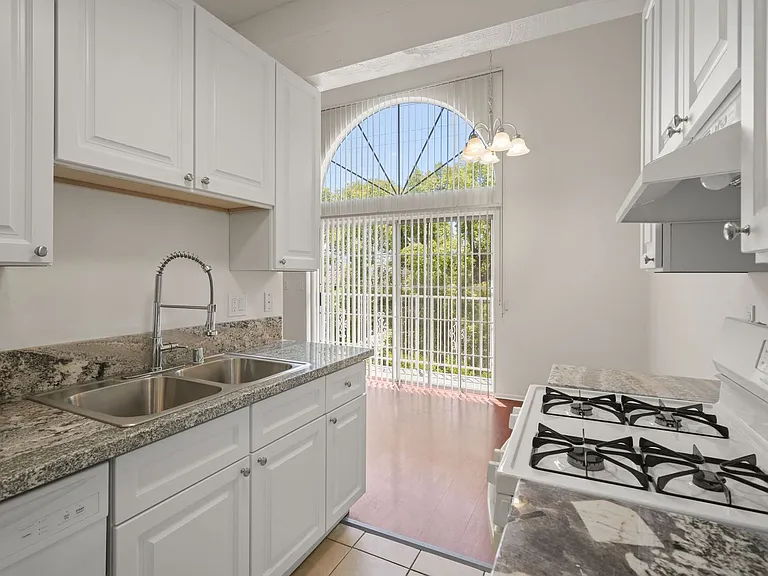 10845 Camarillo St — Photo 25