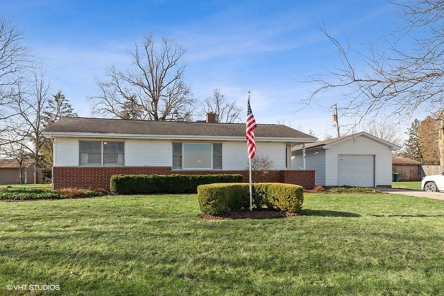 Welcome to a wonderful ranch home on the edge of town!