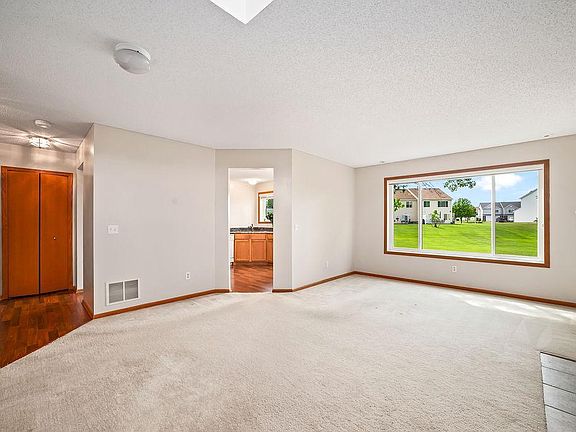 5th image of 15671 Finch Ave