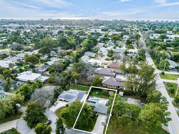 2585 Dawn CIR, NAPLES, FL 34103