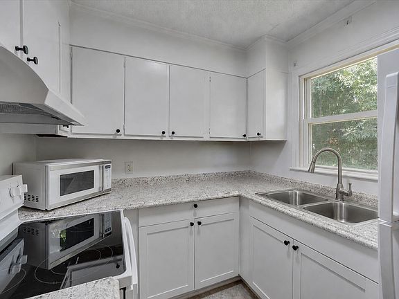 5th image of 165 Windsor Dr