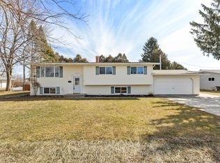 937 Cherry Hill Dr, Cleveland, WI 53015