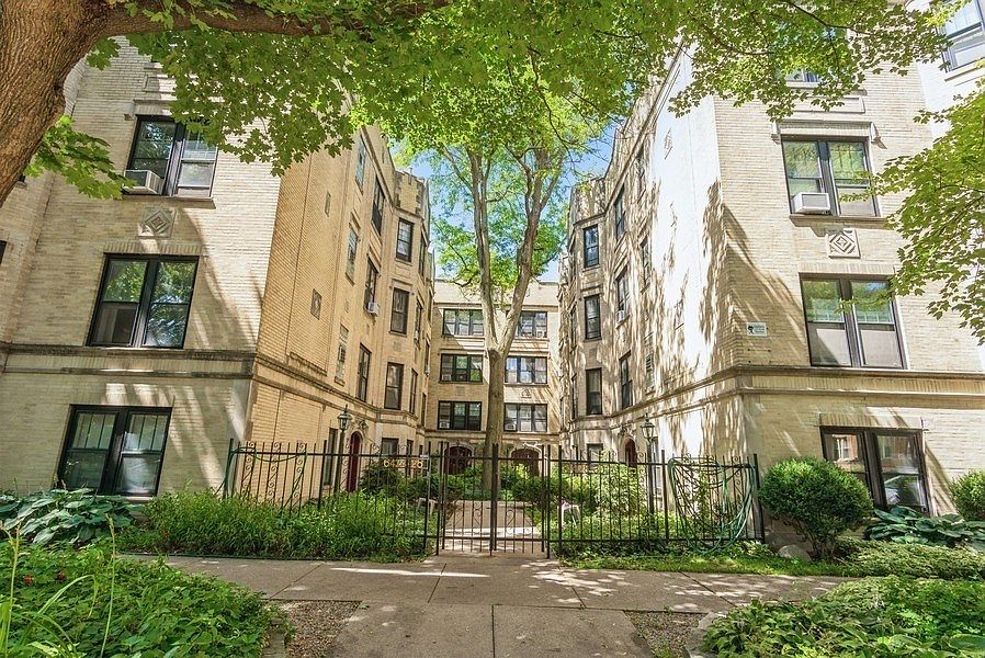 Beautiful courtyard building just 1/2 block north of Devon.