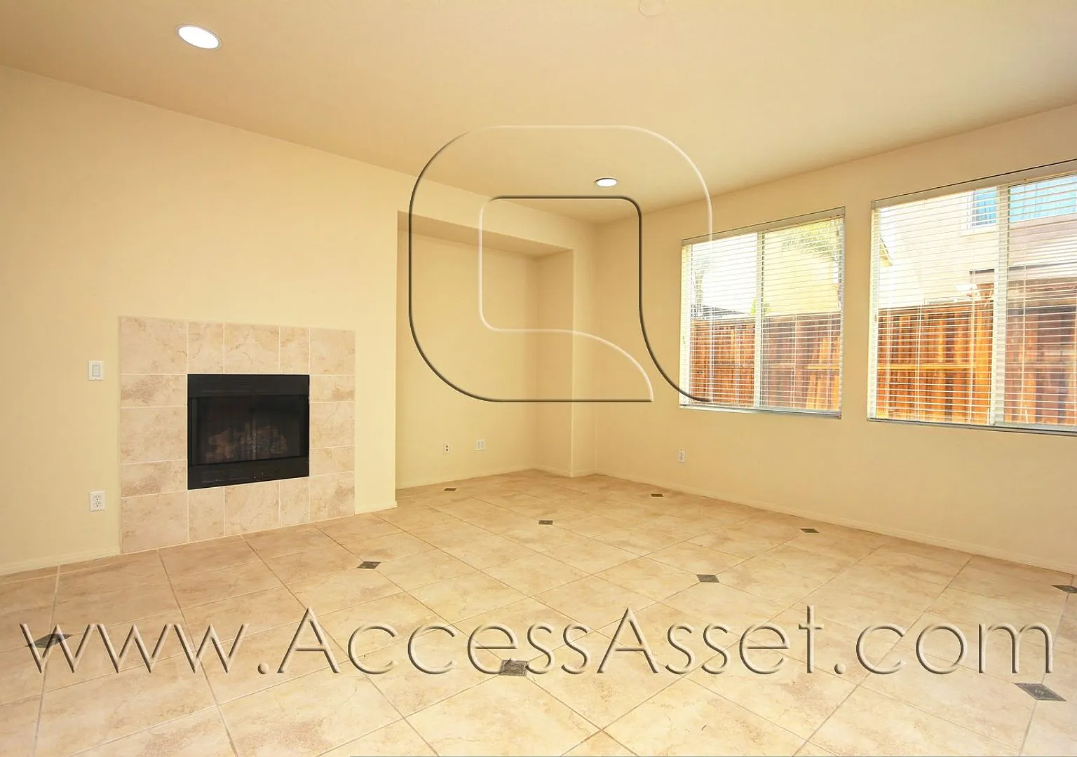 Beautiful 4 Bedroom Home with Fenced Backyard — Photo 4
