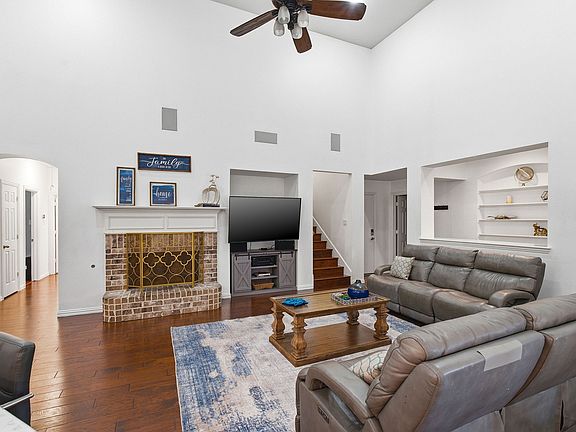 3rd image of 1611 Country Brook Ln