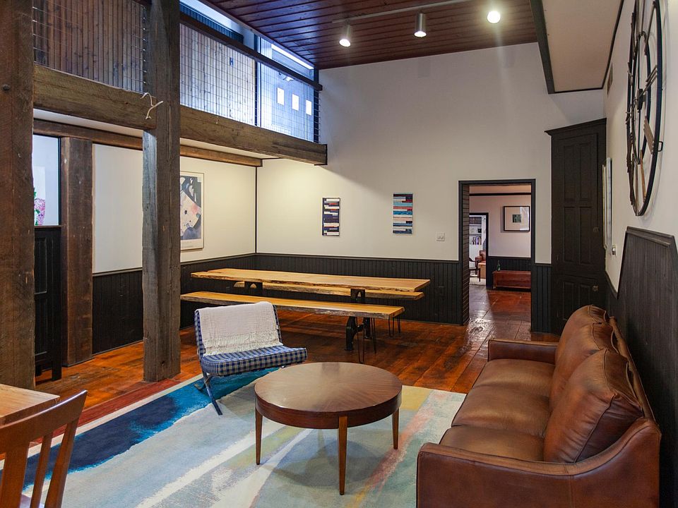 Dining and lounge
