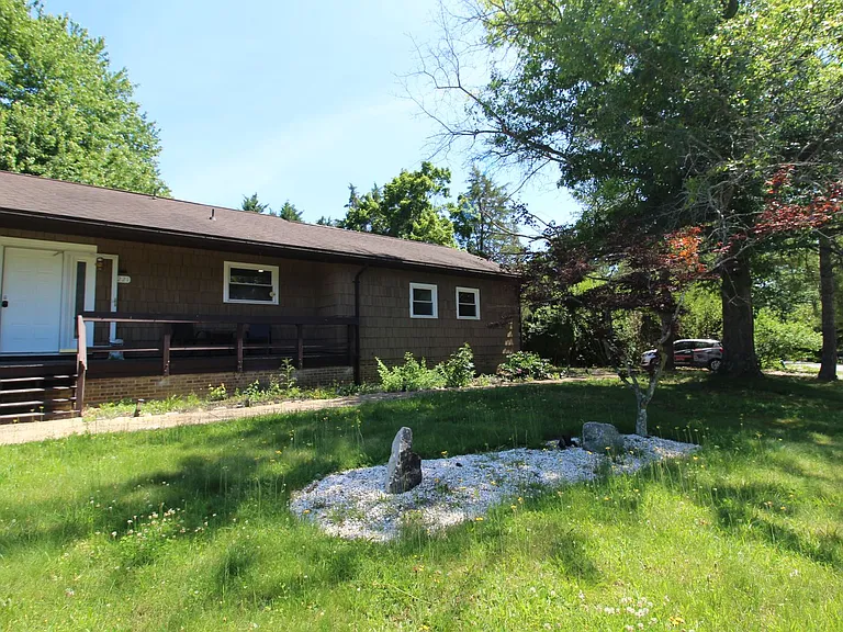221 Alleghany Dr — Photo 2